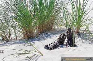 paire de sandales pour femme dans le sable gris