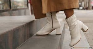 Femme portant des bottes blanches à talon carré