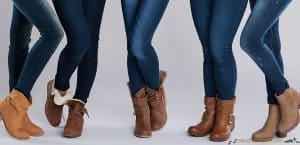 Des femmes portant des bottes marron