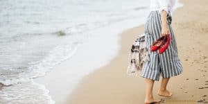 Femme portant des ballerines waterproof sur la plage