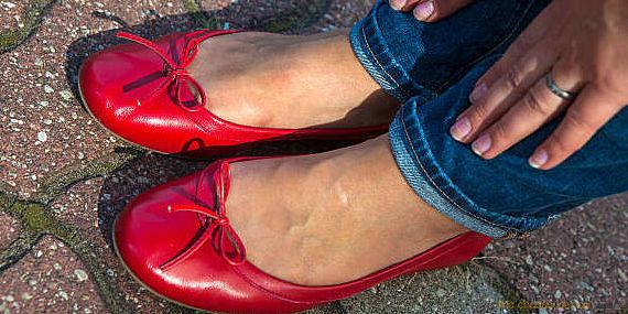 Ballerine pied large rouge avec noeud