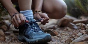Femme avec chaussure de trekking