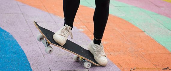 Femme avec chaussures de skate
