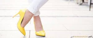 Femme avec des escarpins fermés jaunes