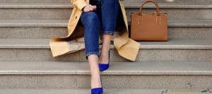 Femme portant des escarpins bleus