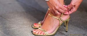 Sandale dorée à talon aiguille