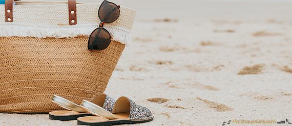 sandales dorées à la plage