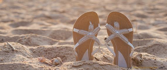 Sandales argentées à la plage