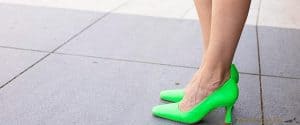 Femme portant des escarpins verts fluo