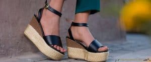 Femme qui porte des sandales avec bride noires