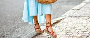 Femme qui porte des sandales à corde marron