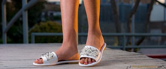 Sandale confortable blanche et argentée