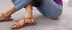 Femme avec sandales pieds larges marrons