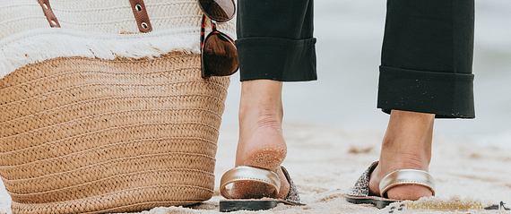 Femme portant des sandales à paillettes à la plage