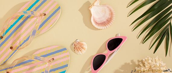 Sandales transparentes avec accessoires de plage