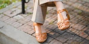 Femme qui porte des sandales spartiates