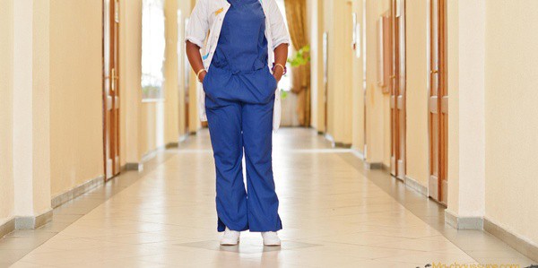 Infirmière qui porte des chaussures de sécurité dans le couloir dans un hôpital