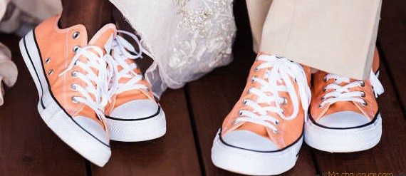 Couple qui porte deux paires de converse pour leur mariage