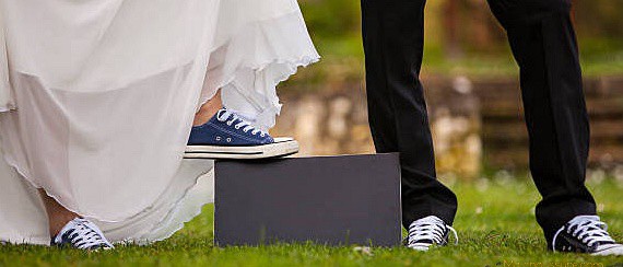 Mariés portant une paire de converse mariage