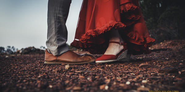 Couple avec femme qui porte des espadrilles rouges
