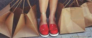 Femme portant une paire de mocassins compensés rouges