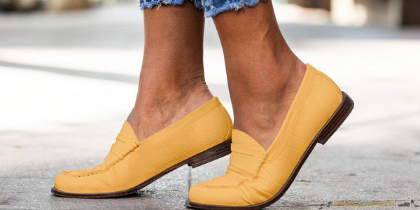 Femme dans la rue avec des mocassins confortables jaunes moutardes