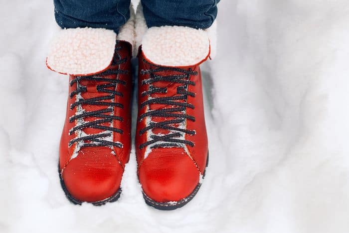 bottes vernies rouges pour femme dans la neige de noel
